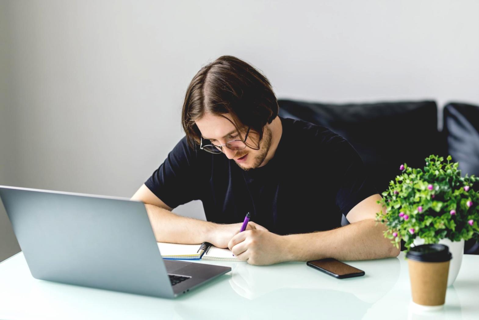 Estudiante trabajando con hojas de cálculo financieras en computadora