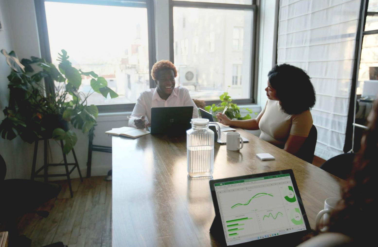 Sesión de formación con instructor explicando conceptos financieros